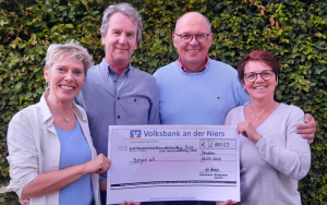 Scheckübergabe an Karin und Berthold Grüntgens vom Verein „Bekari e.v.“